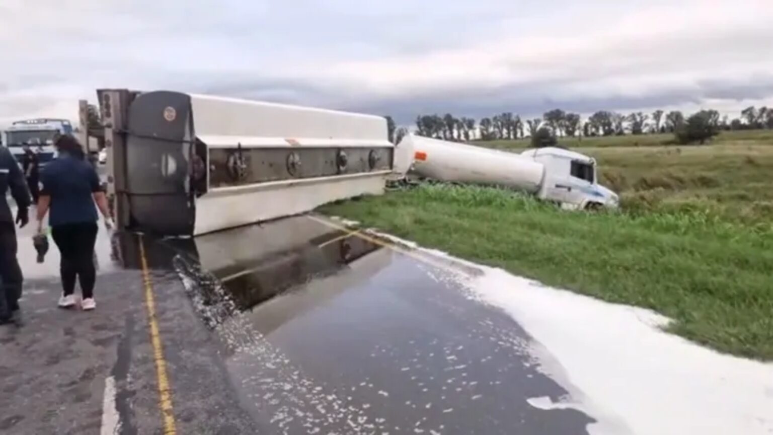 GRAVE ACCIDENTE SOBRE RUTA 11 ENTRE UN AUTO Y UN CAMION QUE