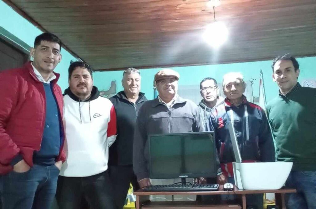 SE REALIZO LA ENTREGA DE UNA PC AL CENTRO DE JUBILADOS DE SAN ANTONIO