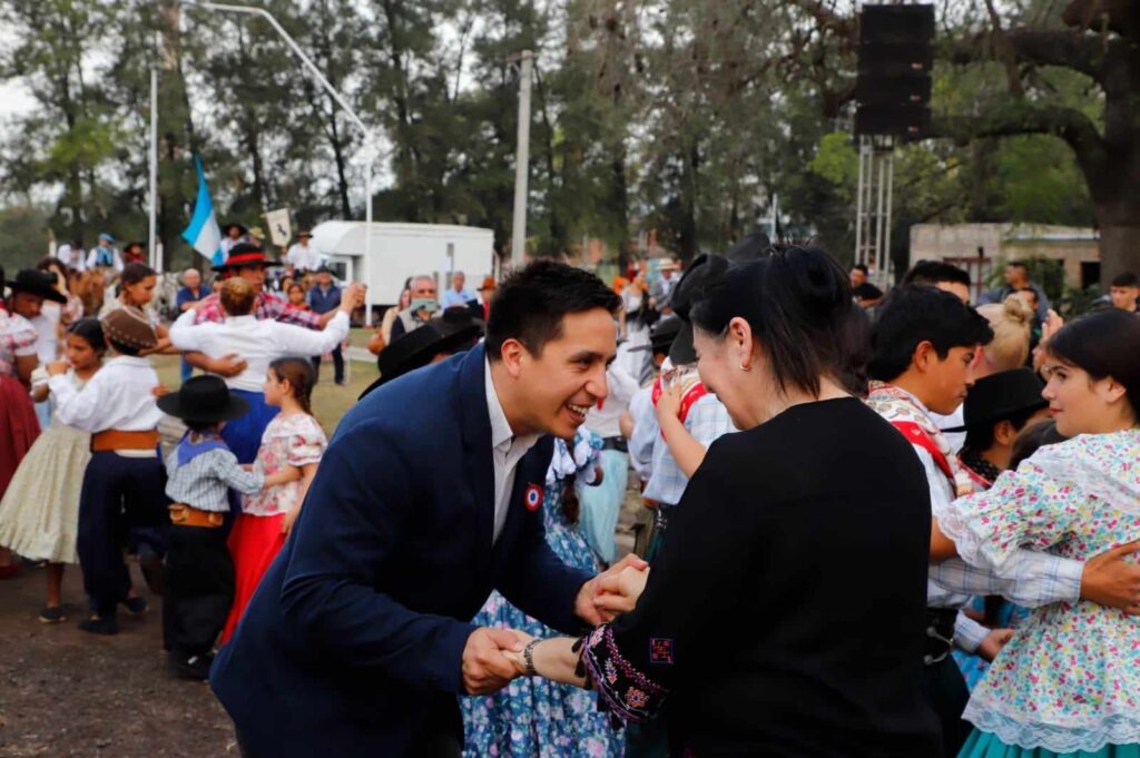 ROQUE CHAVEZ Y NANCI AVALOS JUNTO A UNA DELEGACION CULTURAL DE GUILLERMINA, INVITADOS ESPECIALES A LA ASUNCION DE SANTIAGO PEÑA FLAMANTE PRESIDENTE PARAGUAYO