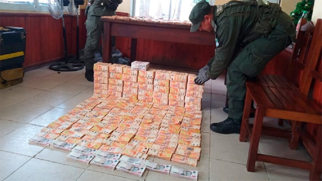 DOS FUNCIONARIOS CHAQUEÑOS INTENTABAN SACAR 100 MILLONES DE PESOS HACIA EL PARAGUAY