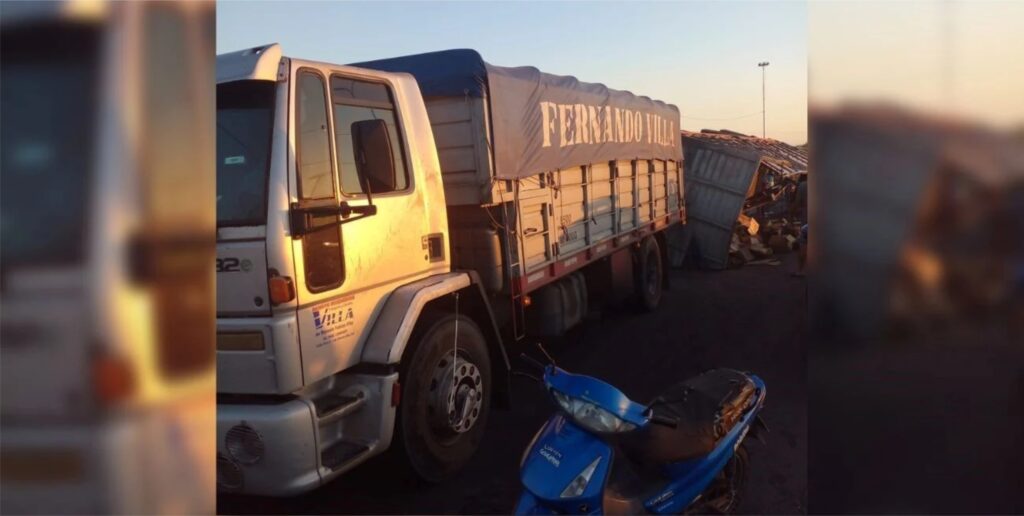 UN CAMION DE VILLA OCAMPO VOLCO EN LA ENTRADA A SANTA FE Y LE SAQUEARON PARTE DE LA CARGA