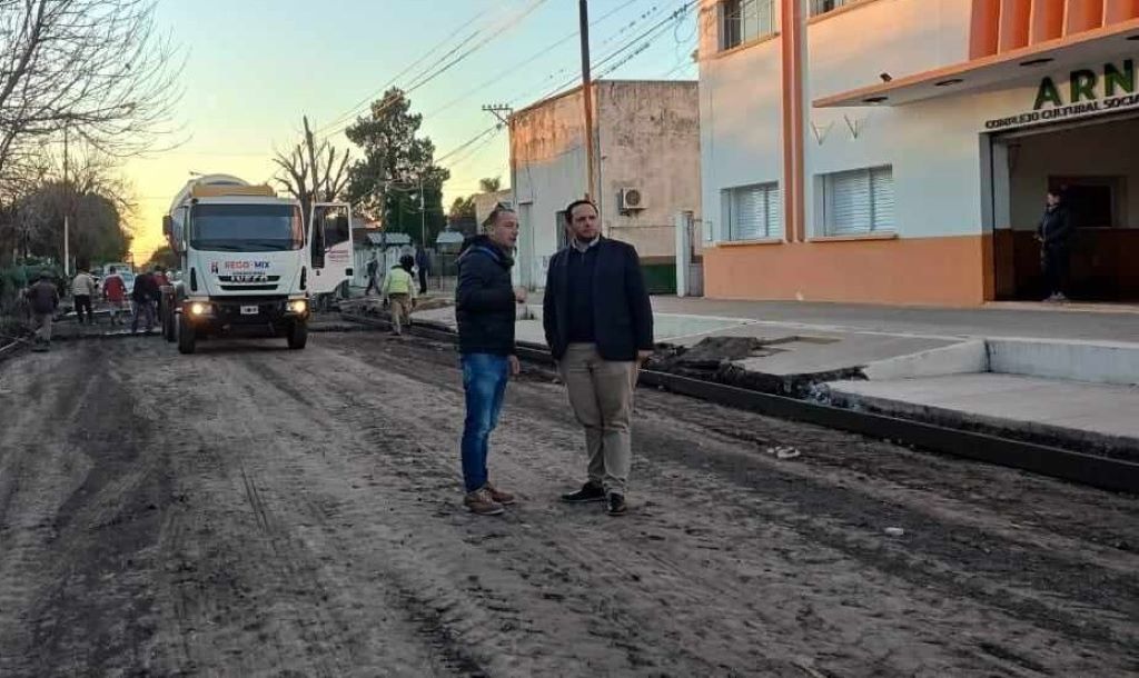 VILLA OCAMPO: AVANZA LA REPAVIMENTACIÓN DE CALLE 25 DE MAYO FRENTE AL COMPLEJO ARNO