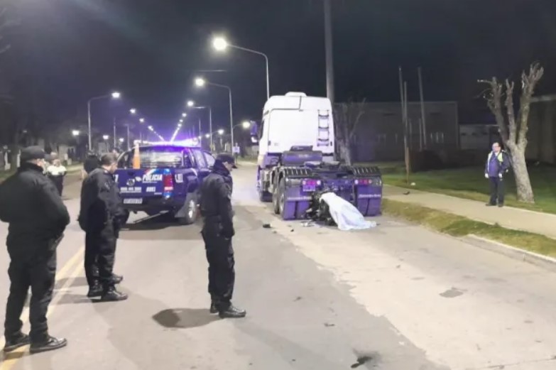 UNA JOVEN MUJER MURIO AL CHOCAR UN CAMION QUE ESTABA ESTACIONADO