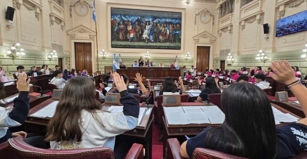 ALUMNOS DE FLORENCIA, HARDY Y CAMPO URDANIZ PARTICIPARON DE LA CAPACITACION “DIPUTADOS POR UN DIA”