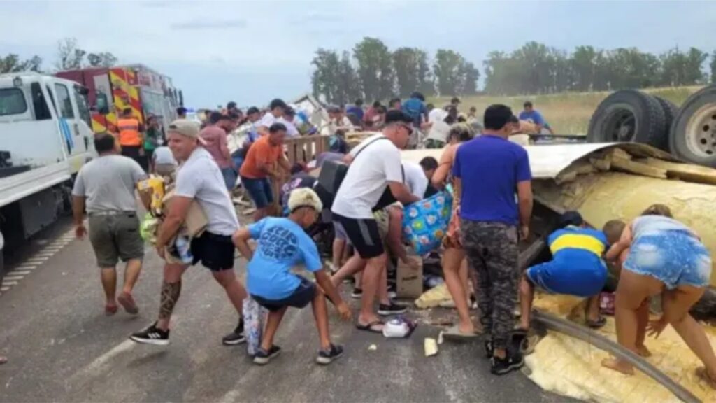 TRAGEDIA: UN CAMION VOLCO EN RUTA 8, SU CHOFER MURIO Y LA GENTE SAQUEO LA CARGA