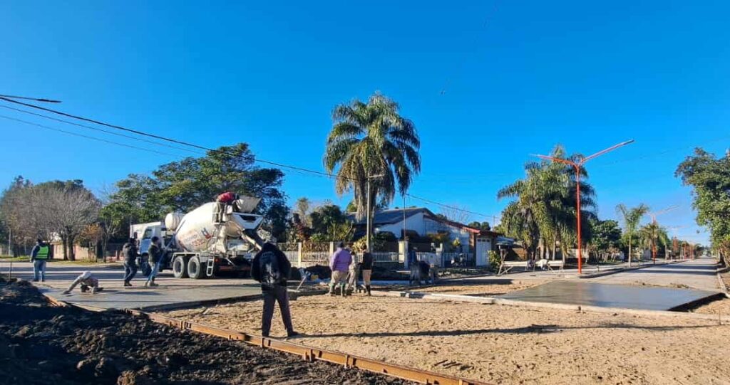 VILLA GUILLERMINA: A POCOS DIAS DE PASADAS LAS ELECCIONES SE CONTINUA CON LAS OBRAS DE PAVIMENTACION