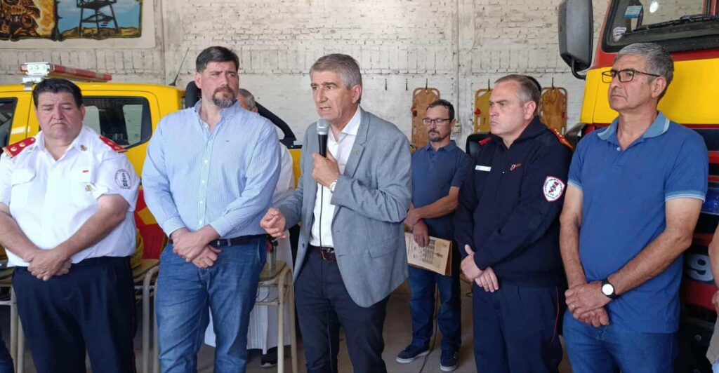 BASTIA ENTREGÓ UNA CAMIONETA 4X4 A LOS BOMBEROS DE LAS TOSCAS, “LOS BOMBEROS SON UN EJEMPLO DE ENTREGA Y COMPROMISO”