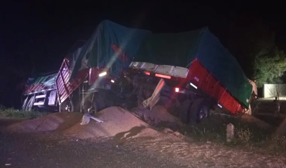 VOLCÓ UN CAMIÓN CARGADO CON SOJA EN CALCHAQUÍ: EL CONDUCTOR ES DE RECONQUISTA Y SE DESCOMPENSÓ AL VOLANTE