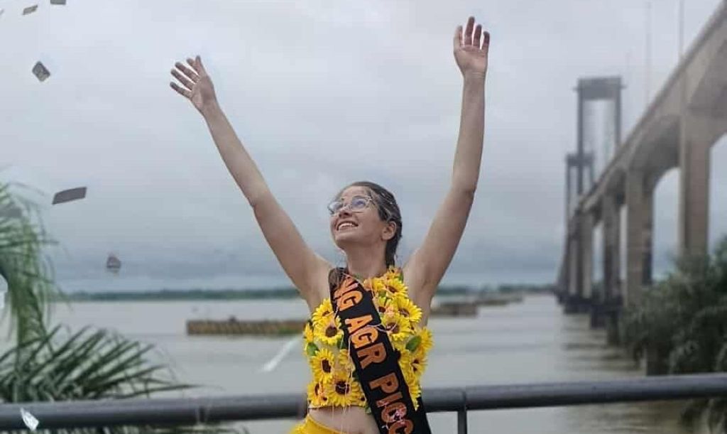 JOVEN ORGULLO DE VILLA OCAMPO: ALEJANDRA PICCOLI SE RECIBIO DE INGENIERA AGRÓNOMA