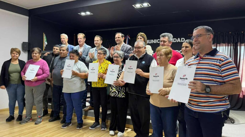 LA MUNICIPALIDAD DE VILLA OCAMPO ENTREGO ESCRITURAS EN EL MARCO DEL PLAN DE REGULARIZACIÓN DOMINIAL