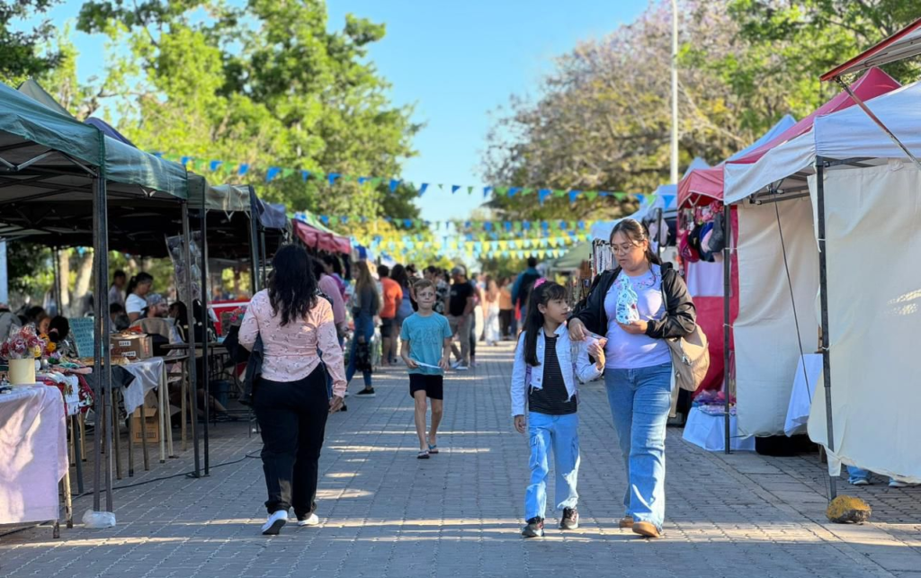 LA FERIA OCAMPENSE DEL DÍA DE LA MADRE REUNIÓ A MÁS DE 70 EMPRENDEDORES Y ARTESANOS